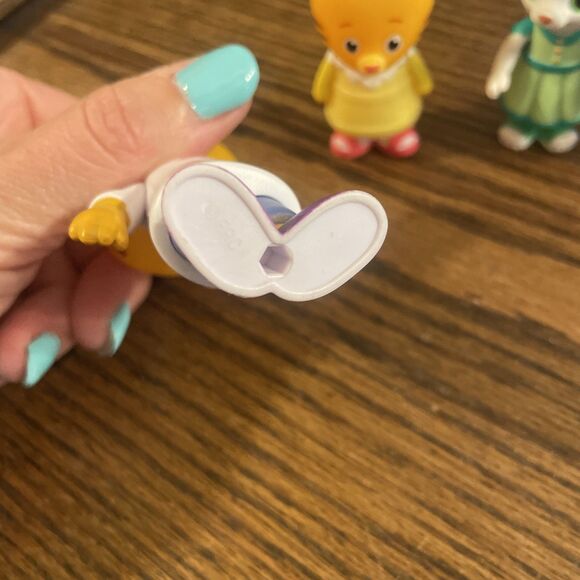 Daniel Tiger’s Neighborhood Family And Friends Figurines Lot Of 7 Figures FRC - Picture 5 of 5